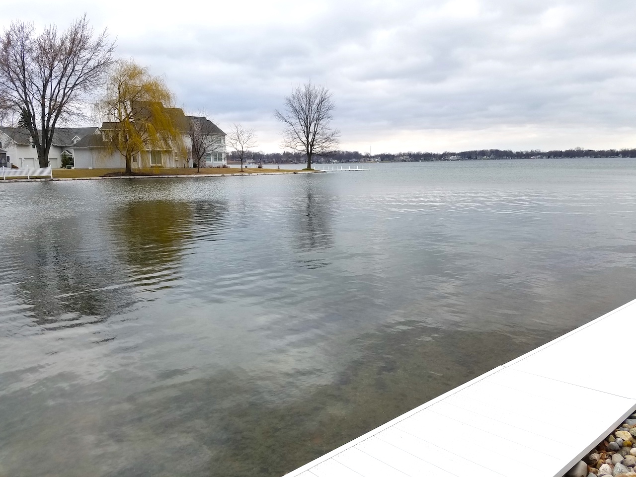 Well maintained 2 bedroom condo with garage on Syracuse Lake. Scheerer McCulloch Indiana