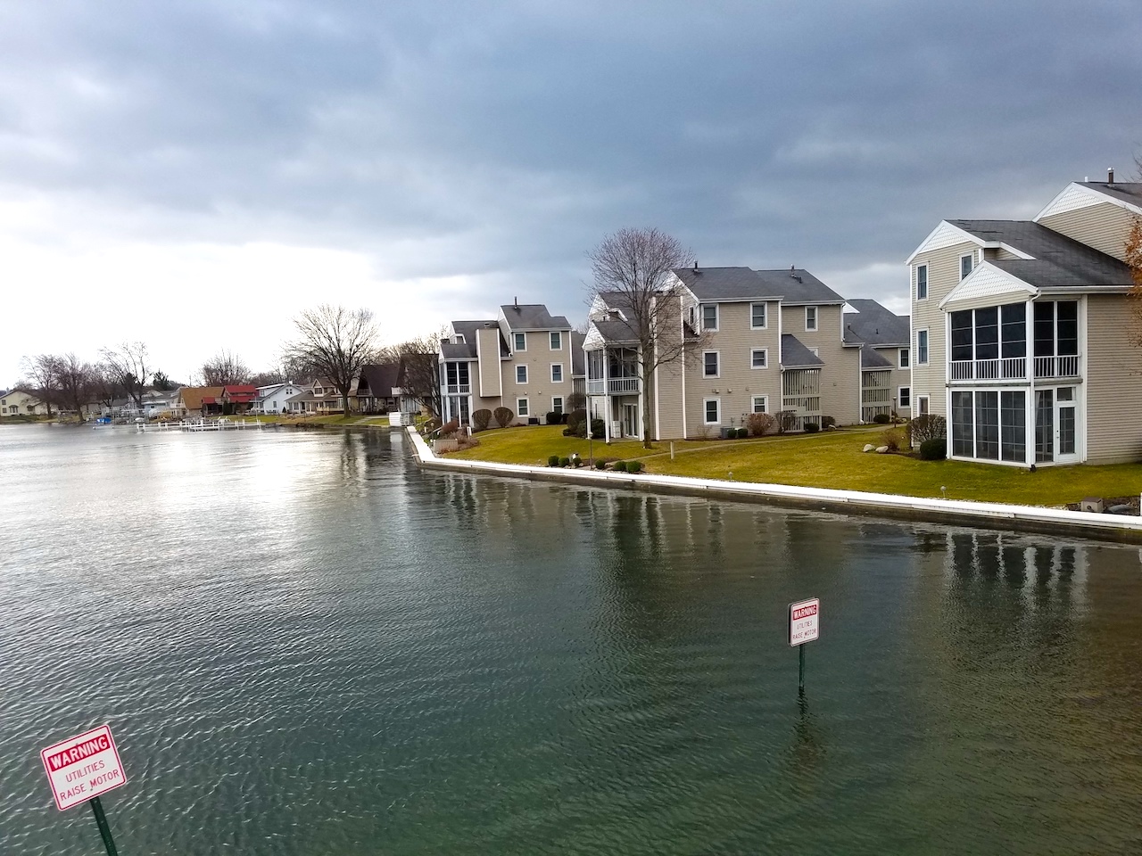 Well maintained 2 bedroom condo with garage on Syracuse Lake. Scheerer McCulloch Indiana