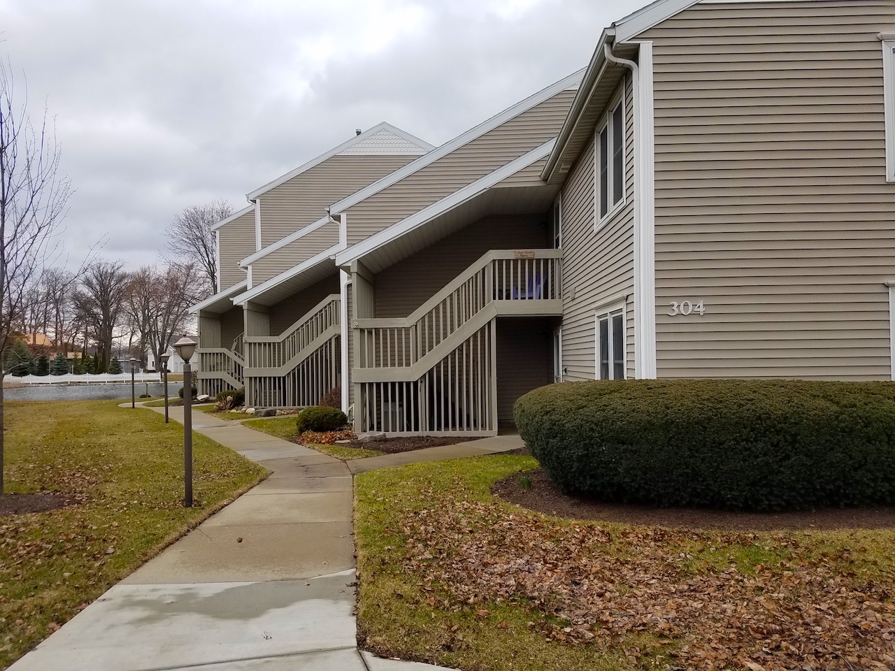 Well maintained 2 bedroom condo with garage on Syracuse Lake