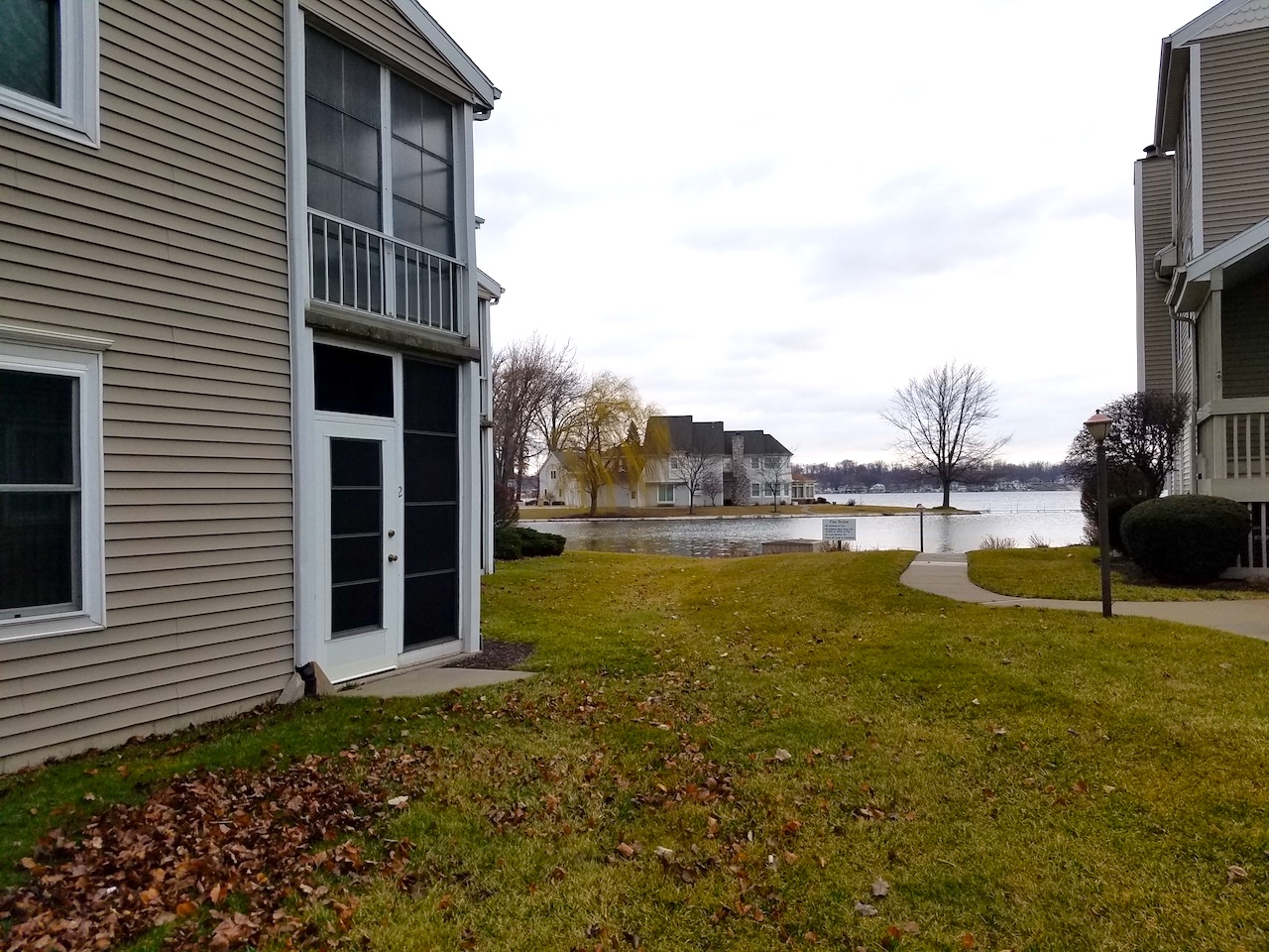 Well maintained 2 bedroom condo with garage on Syracuse Lake. Scheerer McCulloch Indiana