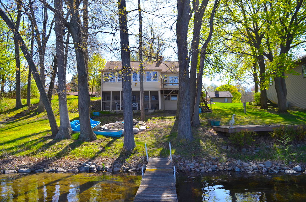 2 bedroom home with 61 feet of lakefront views on Jimmerson Lake
