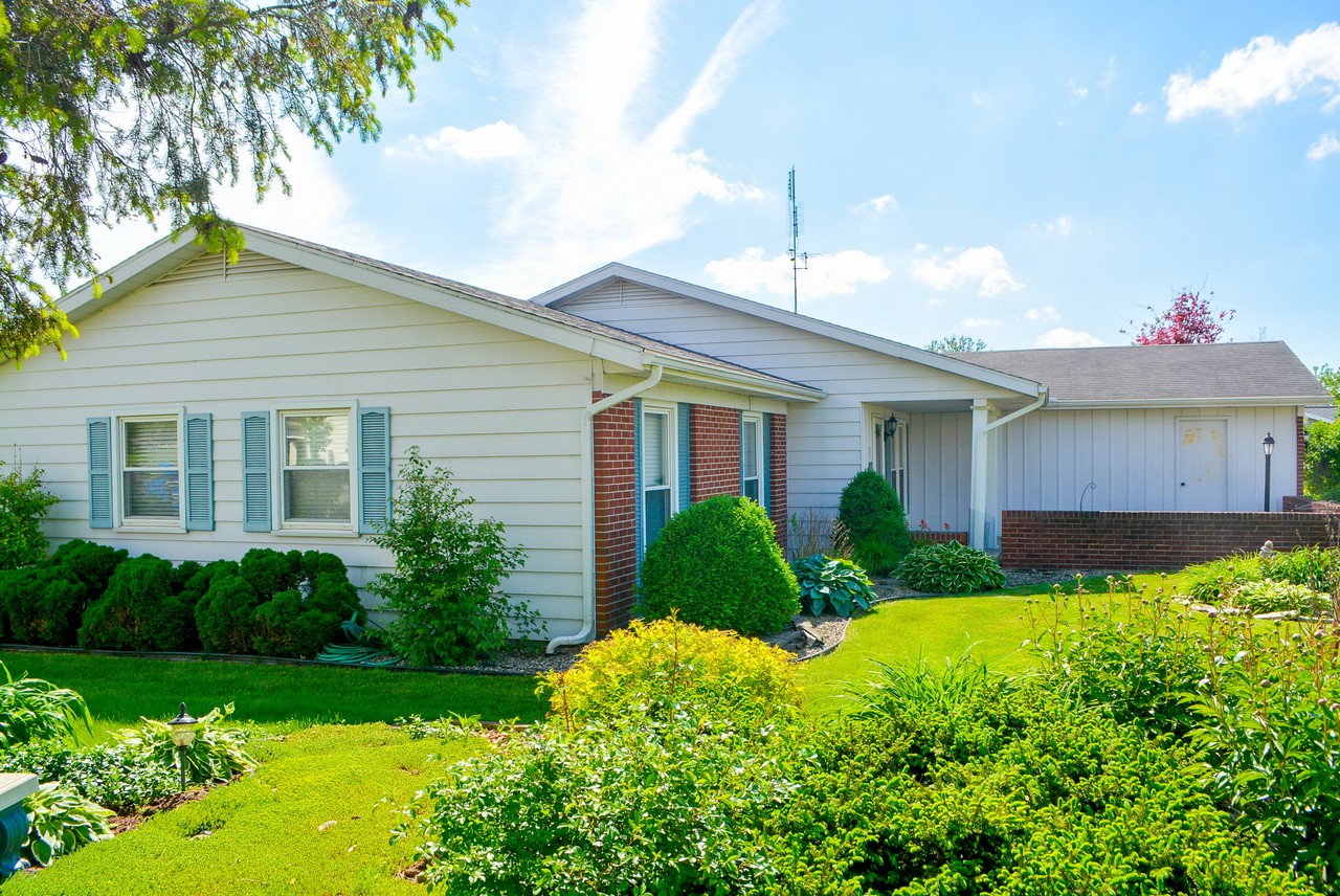 Beautiful 3 bedroom 2 bath home on Round Lake in Kendallville