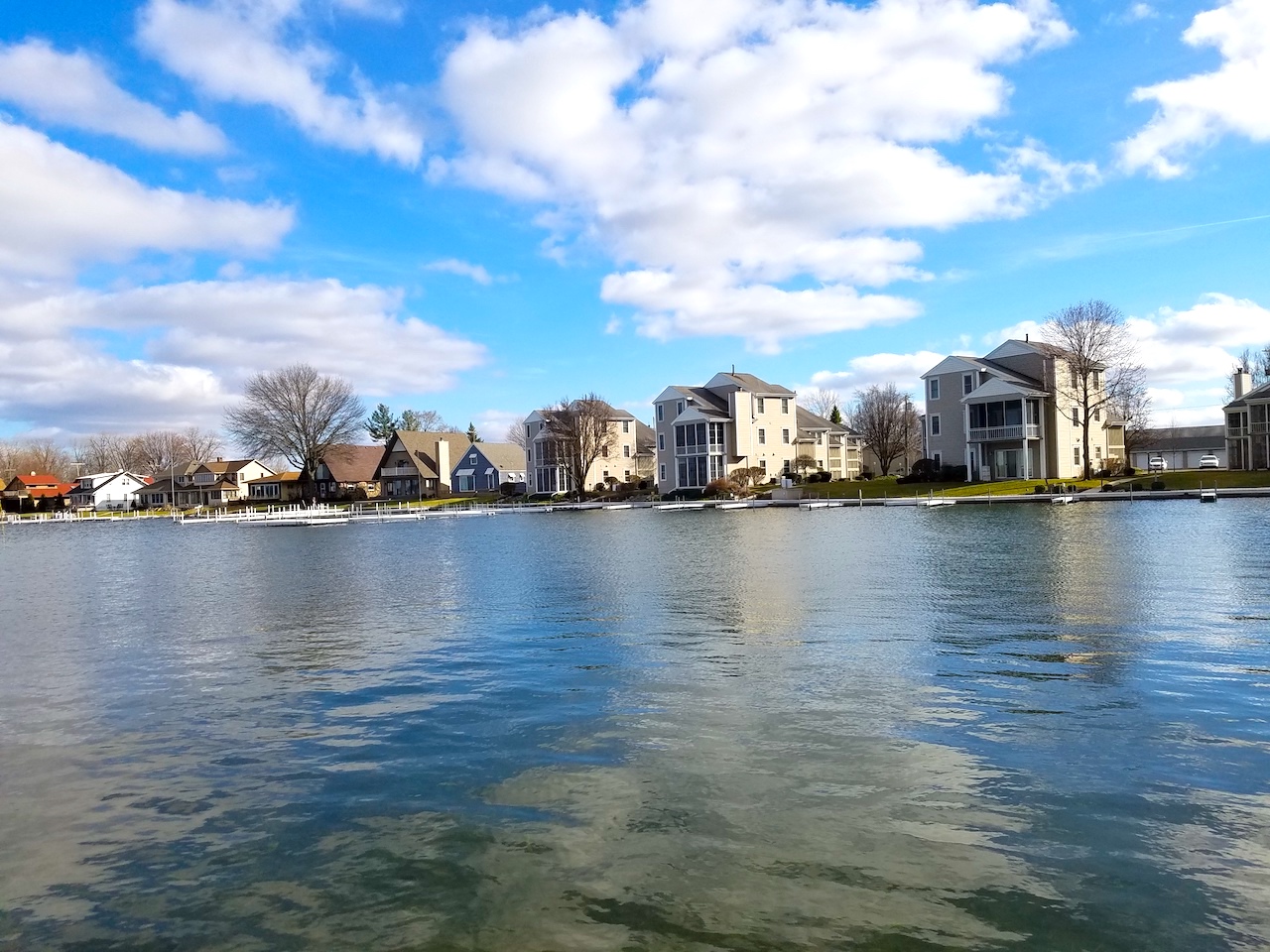Well maintained 2 bedroom condo with garage on Syracuse Lake
