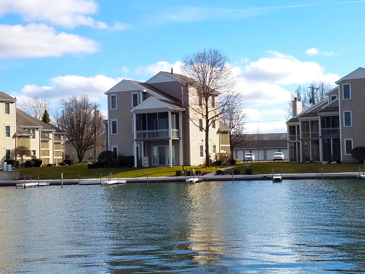 Well maintained 2 bedroom condo with garage on Syracuse Lake. Scheerer McCulloch Indiana