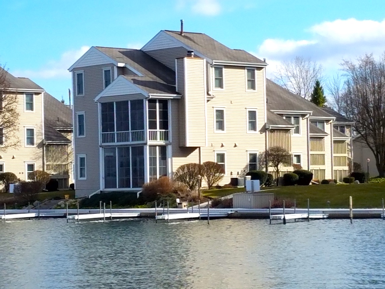 Well maintained 2 bedroom condo with garage on Syracuse Lake. Scheerer McCulloch Indiana