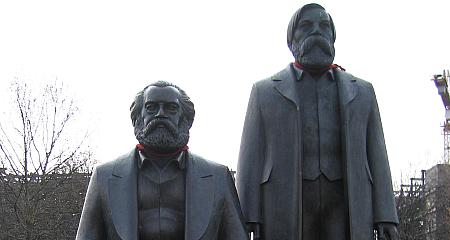 Karl Marx und Friedrich Engels auf dem Alexanderplatz