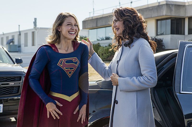 Supergirl -- "Welcome to Earth" -- Image SPG203b_BTS_0273 -- Pictured: Behind the scenes with Melissa Benoist as Kara/Supergirl and guest Lynda Carter as President, Olivia Marsdin -- Photo: Bettina Strauss/The CW -- é 2016 The CW Network, LLC. All Rights Reserved