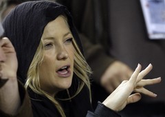 Kate Hudson Watches as Yanks Lose to Phillies