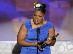Mo'Nique accepts Best Supporing Actress Oscar