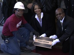 Apollo Theater Stamps Its Legends into the Sidewalk