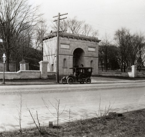 The Seaman-Drake Arch, at the former entrance to the Seaman residence, at Broadway and 215th Street, in 1910.