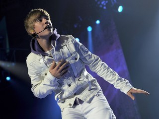 Justin Bieber and Other Stars Sing to Sold Out Crowd of Tweens at MSG