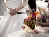 Couple Cutting Wedding Cake(Flickr/Aquistbe)