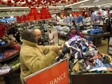 Last-Minute Christmas Shoppers Swarm Manhattan Stores