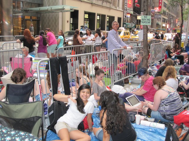 There were at least 400 people on line about 8 p.m. on Thursday, eager to see Bieber's Friday morning performance.