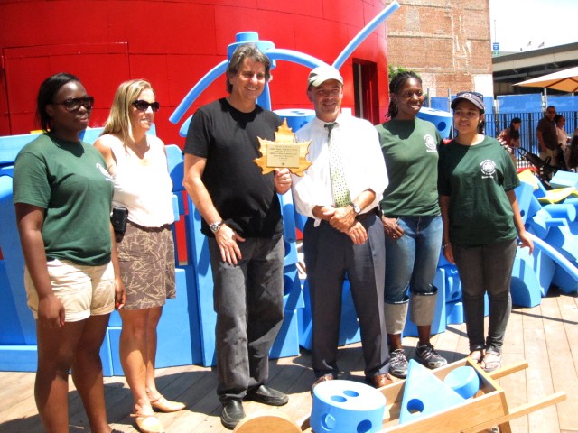 Parks Commissioner Adrian Benepe, in white, presented architect David Rockwell, in black, with a leaf plaque.