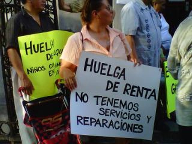Tenants protest lack of services from their landlord at 559 West 156th Street. Sign reads, in Spanish: 