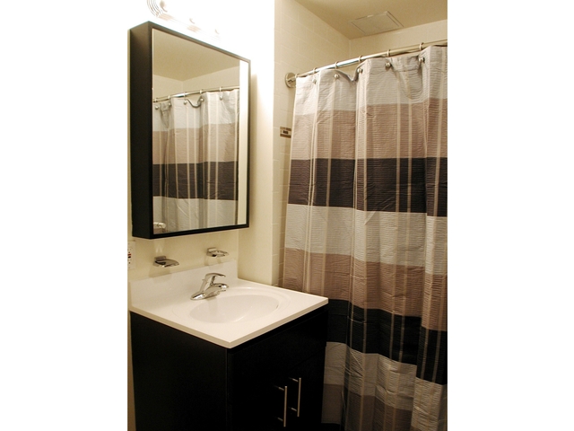 Bathrooms at Hudson 192 feature subway tiling.