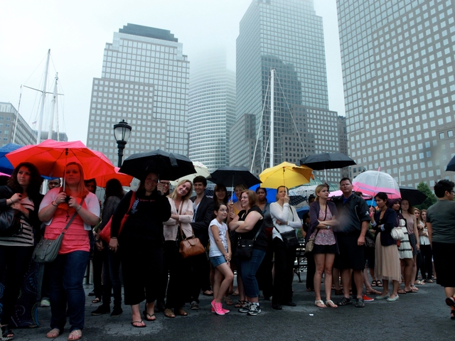 The fans, many came as early as 7:00 a.m., stood through the rain to wait for the filming, which started at 10:00 a.m.
