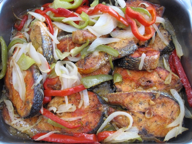 Bakes salmon cooked with onions, peppers, garlic and olive oil.