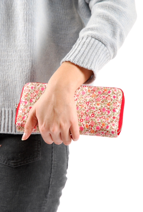 Shoptiques SlideShow Petal Pusher
