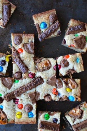 halloween-candy-blondies-recipe