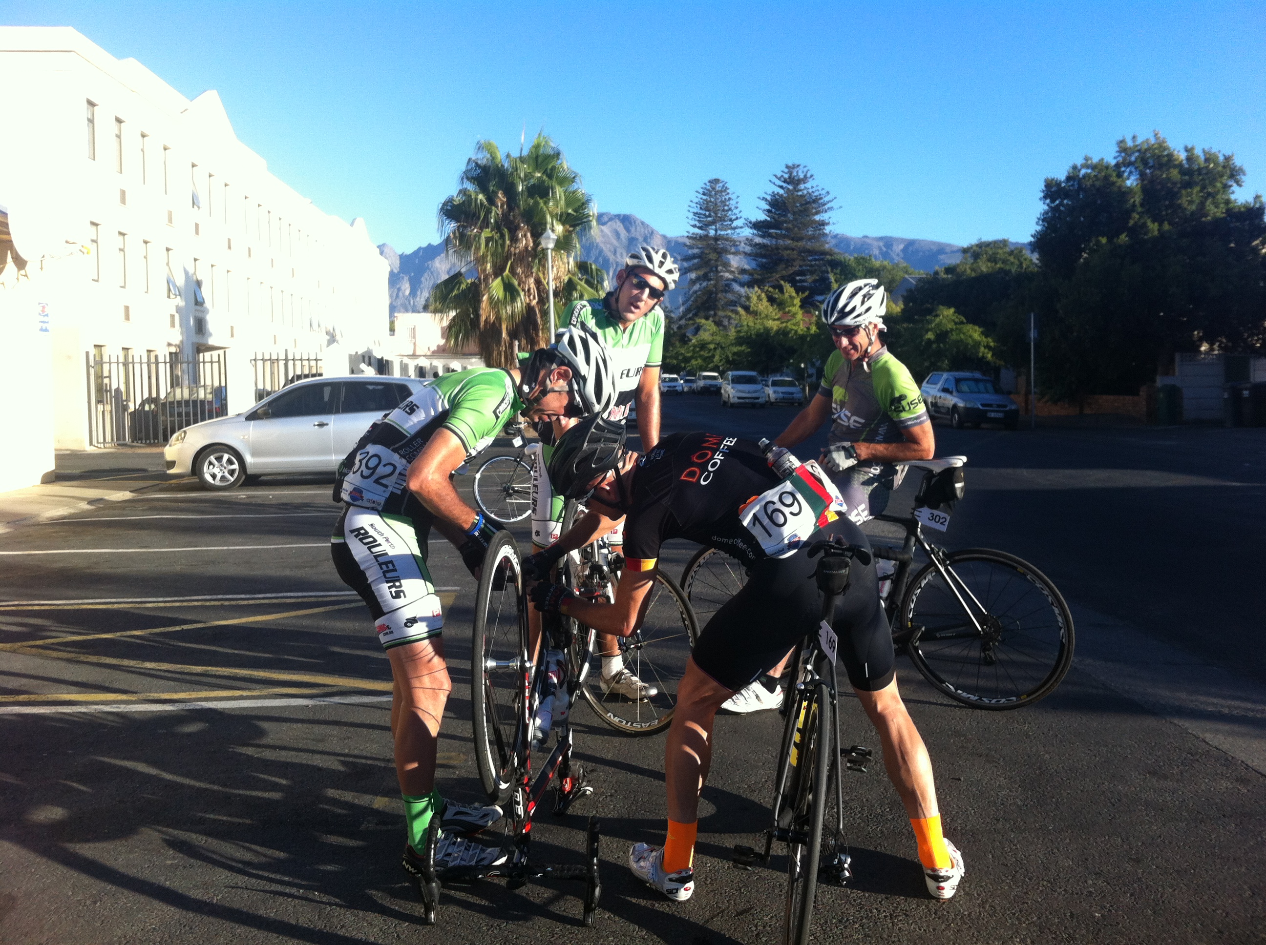 replacing the battery in Mark de C's downtube motor, Worcester, Day 2, Tour de Boland