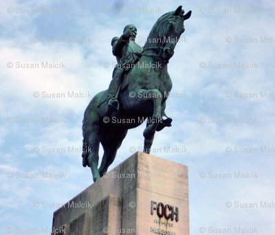 Statue de Foch au centre de la place du Trocadéro à Paris