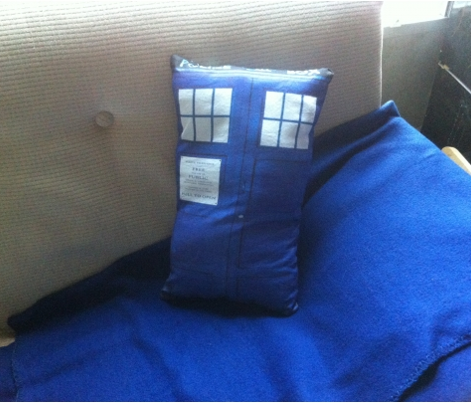 1363169_tardis_pillow_pattern__blue__comment_211863_preview