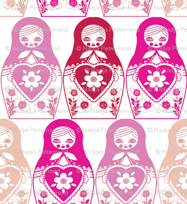 poupée_russe_monochome_rose_L