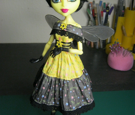 Ditsy yellow bee