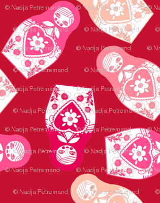 poupée_russe_twist_rose_fond_rouge_S