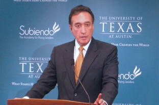 Henry Cisneros addresses students at UT Austin, July 20, 2010. 