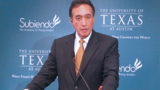 Henry Cisneros addresses students at UT Austin, July 20, 2010. 