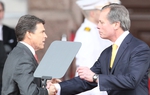 Lt. Gov. David Dewhurst shakes hands with Gov. Rick Perry at the 2011 inauguration.