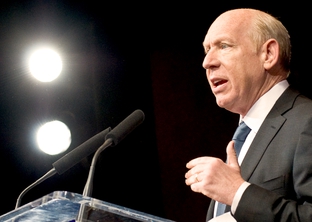 Bill White speaking at the 2010 primary election reception.