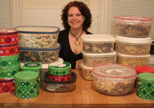 Me, avec a pile of cookies