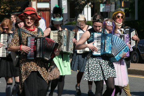 A lovely bunch of ladies (?)