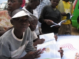 Children reading in Kogelo