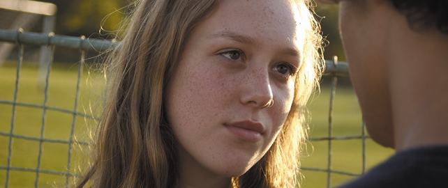 Blonde girl looking at boy in the movie Modra