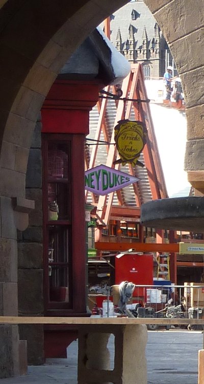 Normal_fans_harrypotterthemepark_construction_807