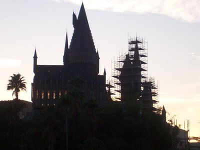 Normal_fans_harrypotterthemepark_construction_300