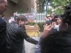 Thumb_radcliffe_appearances_regisandkelly_08
