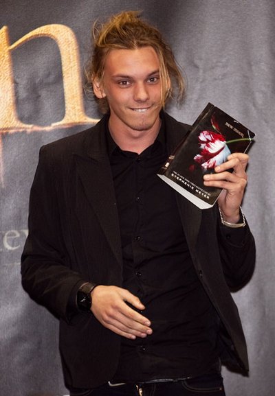 Normal_campbellbower_appearances_newmoonphotocall09_15