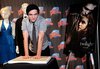 Thumb_pattinson_appearances_planethollywoodhandprint08_01