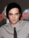 Thumb_pattinson_appearances_planethollywoodhandprint08_02