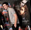 Thumb_pattinson_appearances_planethollywoodhandprint08_03