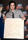Thumb_pattinson_appearances_planethollywoodhandprint08_04