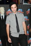 Thumb_pattinson_appearances_planethollywoodhandprint08_05
