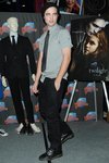 Thumb_pattinson_appearances_planethollywoodhandprint08_06